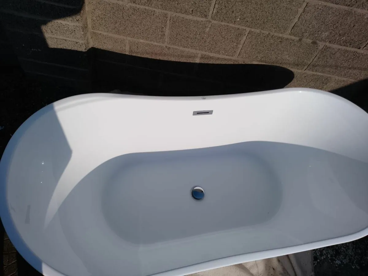 Bathtub and tap - Image 2