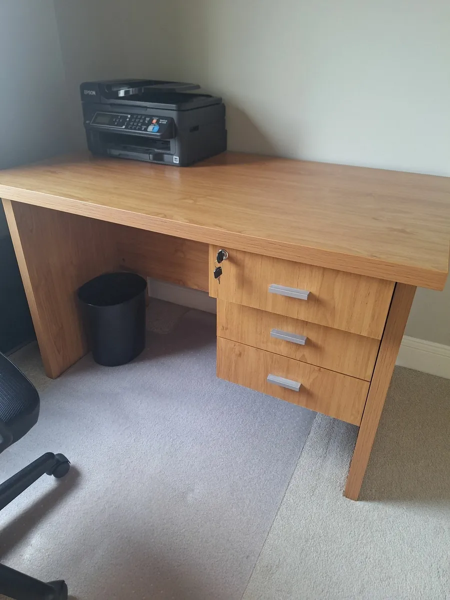 Office Desk w 3 drawers