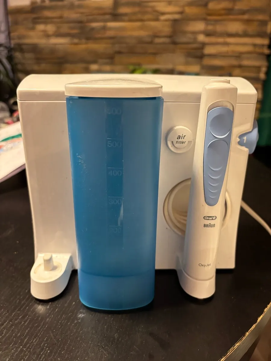 Oral B Water flosser + elec toothbrush charger - Image 1