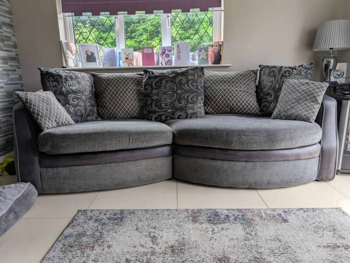 couch - Image 2