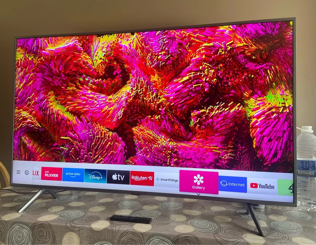Samsung 55” 4K QLED Smart TV. LIKE NEW - Image 2