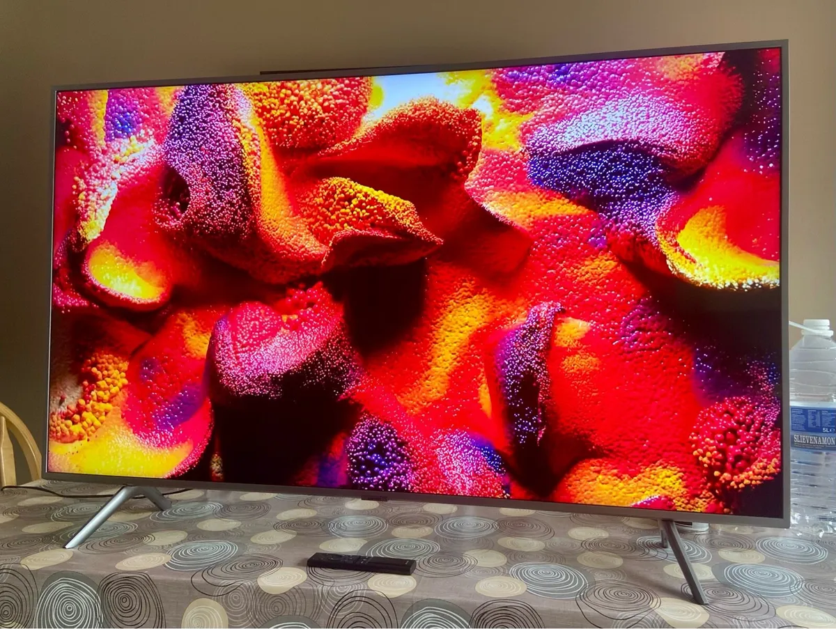 Samsung 55” 4K QLED Smart TV. LIKE NEW - Image 3