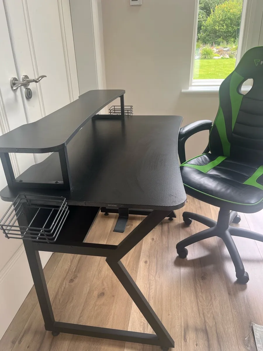 Paragon gaming chair and gaming table. - Image 1