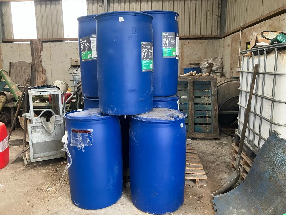 Blue barrels - Image 1
