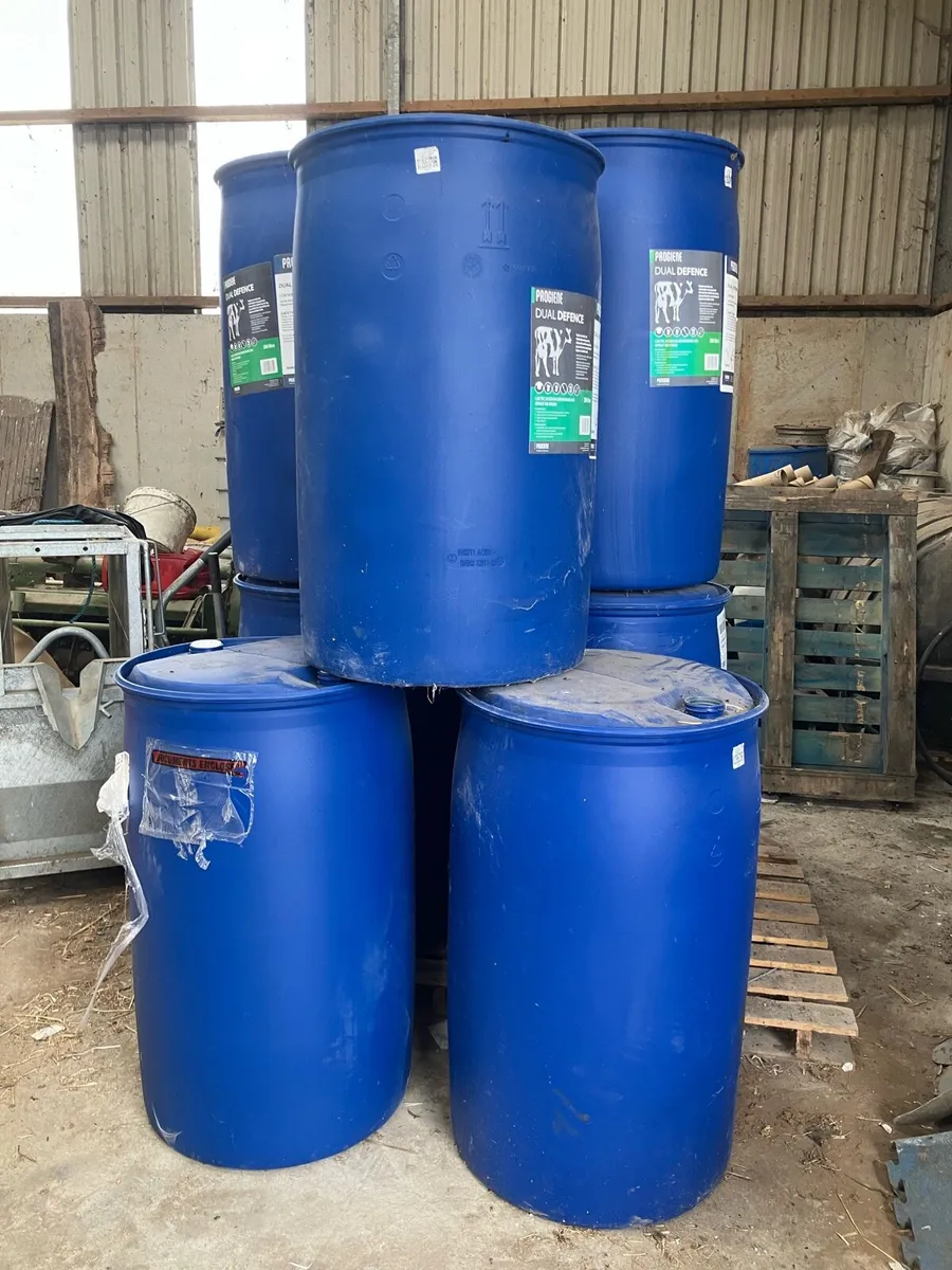Blue barrels - Image 2