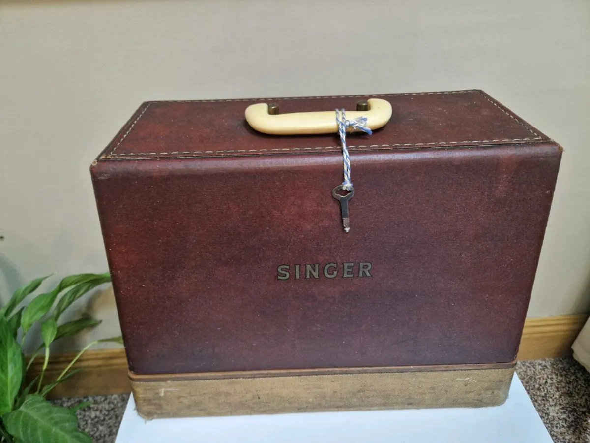 Singer sewing machine. - Image 1