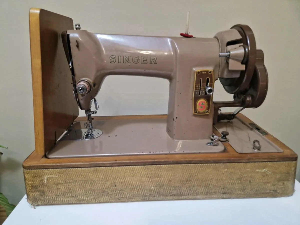 Singer sewing machine. - Image 3