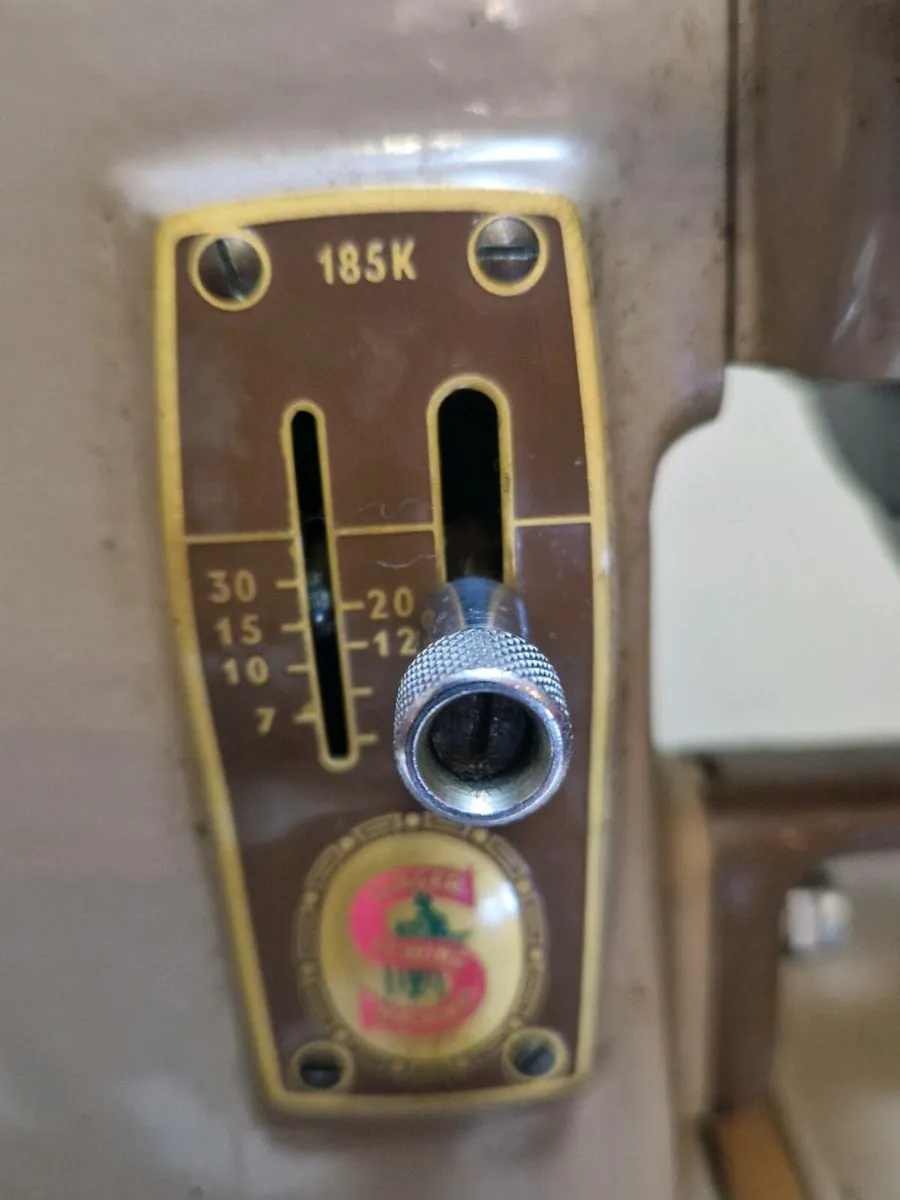 Singer sewing machine. - Image 4