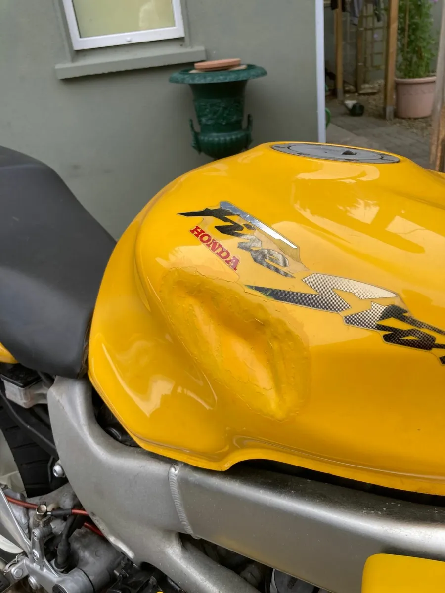 Honda VTR 1000 Fire Storm 1998 - Image 2