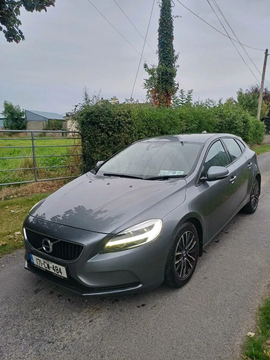 VOLVO V40 2017 - Image 1