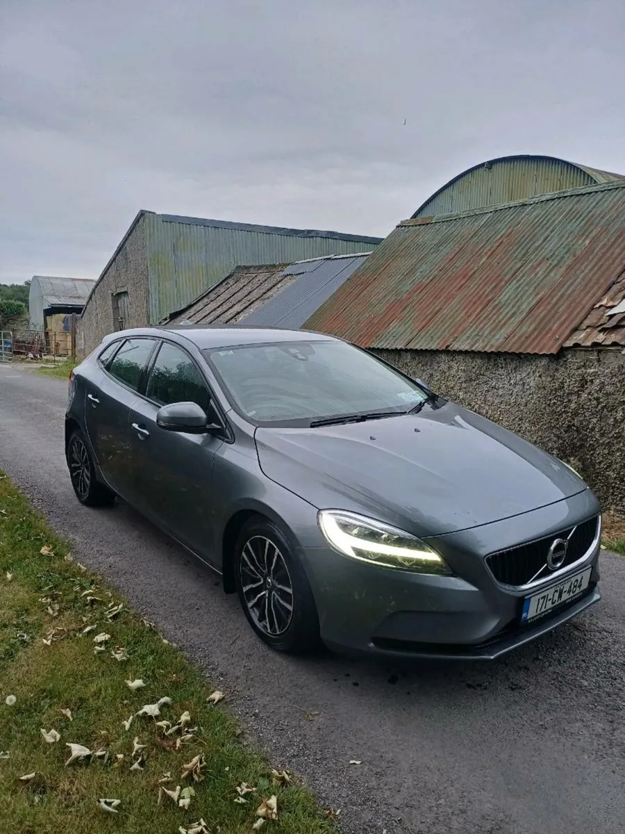VOLVO V40 2017 - Image 2
