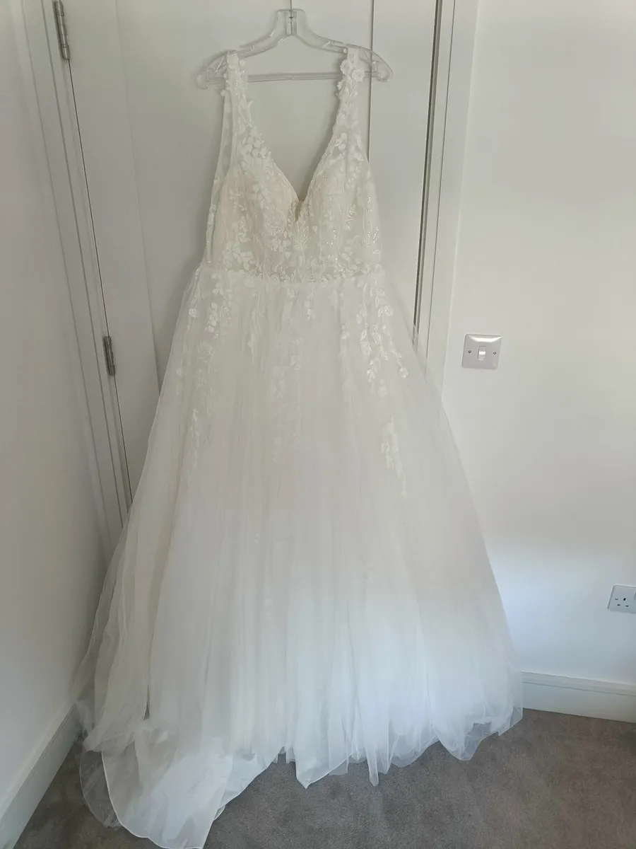White wedding Dress | Curve 20 - Image 1
