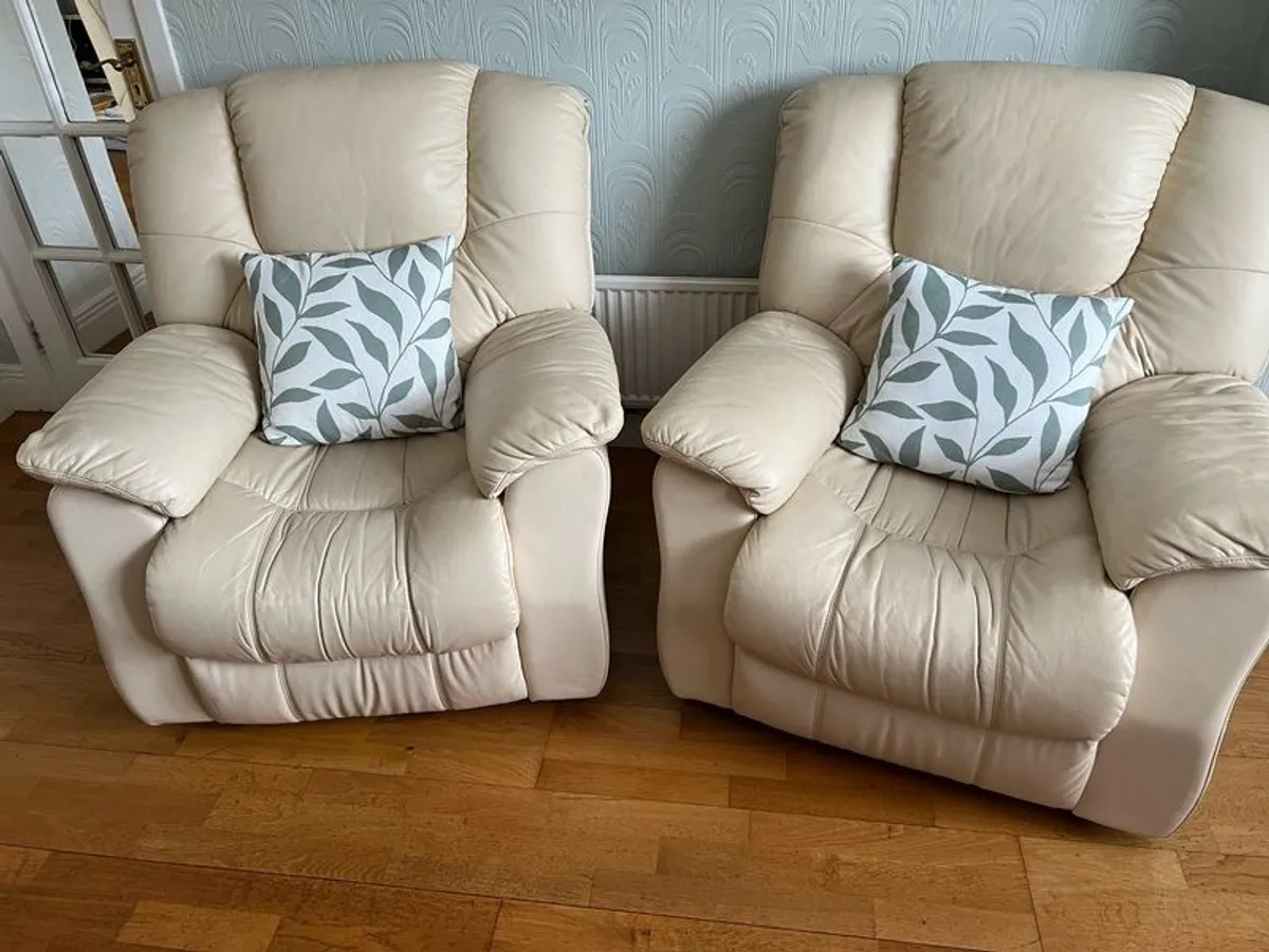 Cream Leather Love Seat & 2 Armchair Recliner Set, very good condition.  OPEN TO OFFERS - Image 1