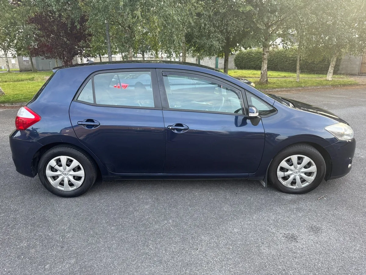 Toyota Auris 2010 - Image 2