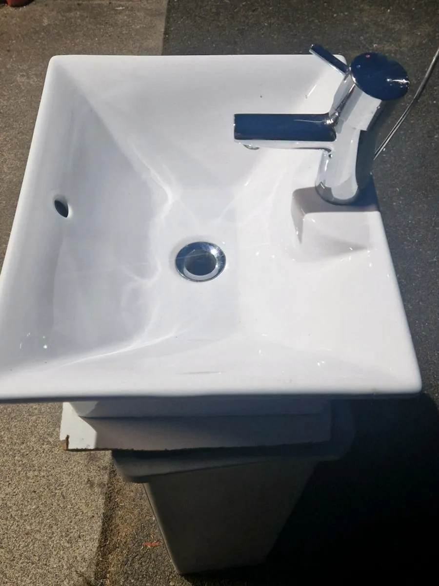 Bathroom sink - Image 1