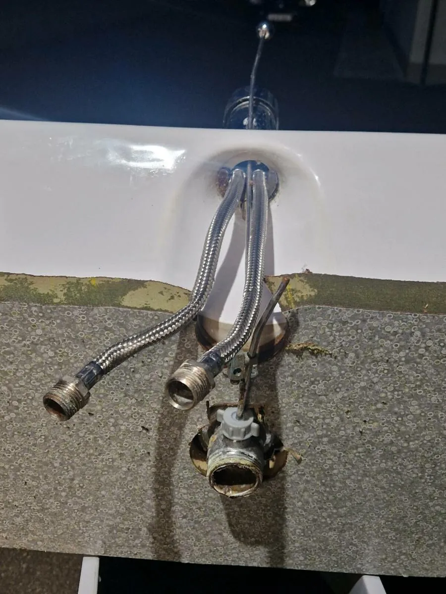 Bathroom sink - Image 3
