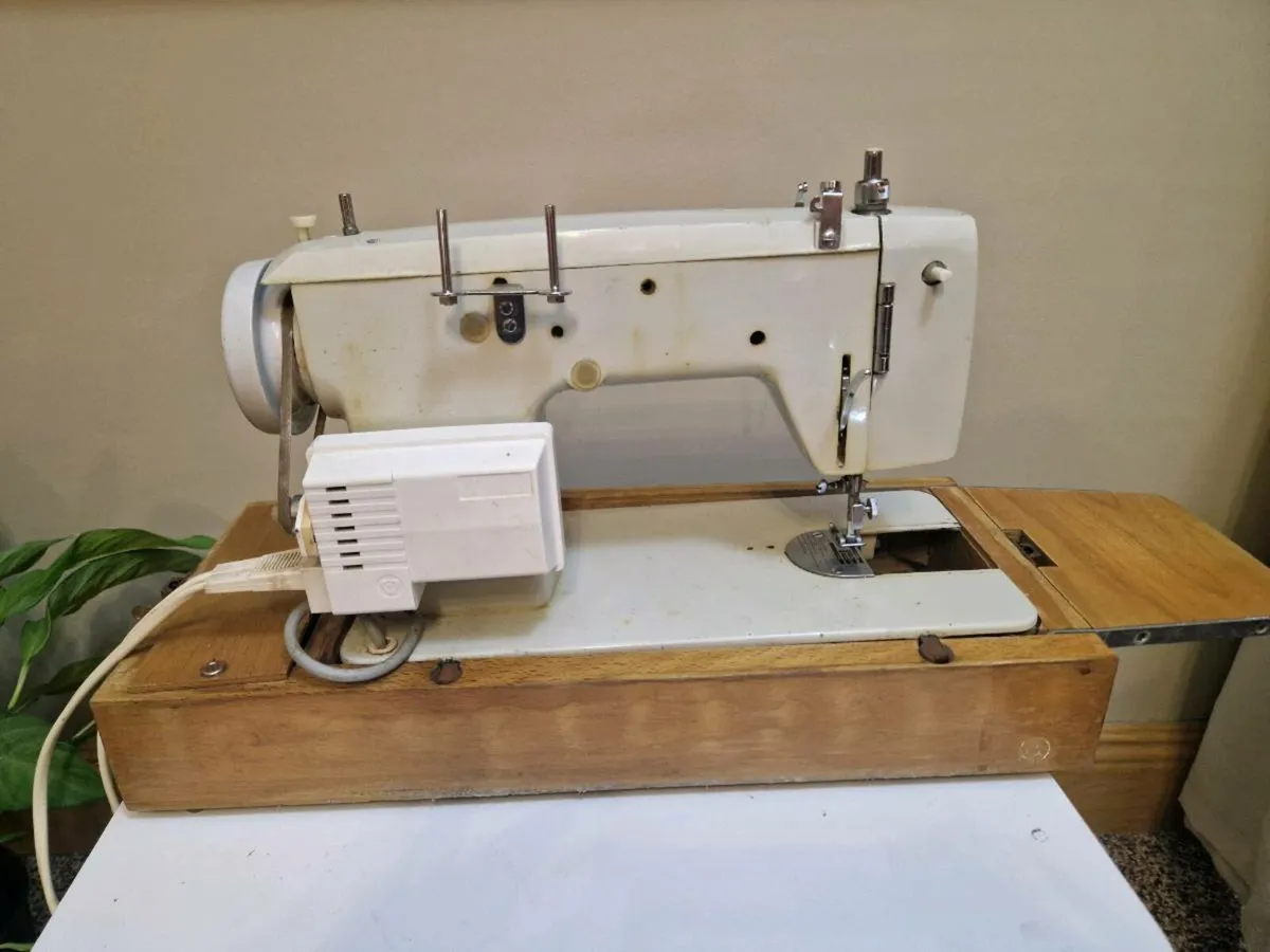 Sewing machine - Image 4