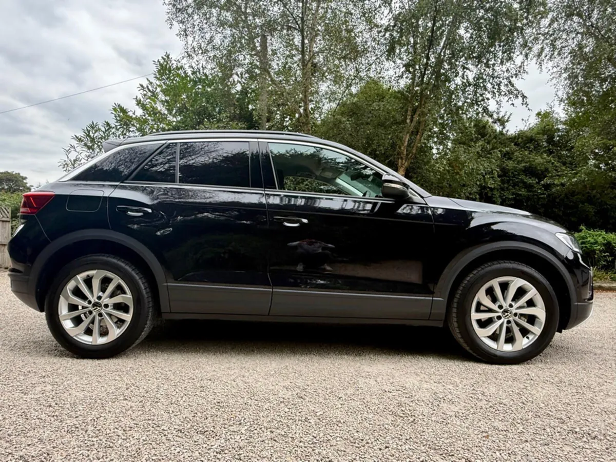 Volkswagen T-Roc EDITION 75 2.0 TDI MANUAL 6SPEED - Image 2