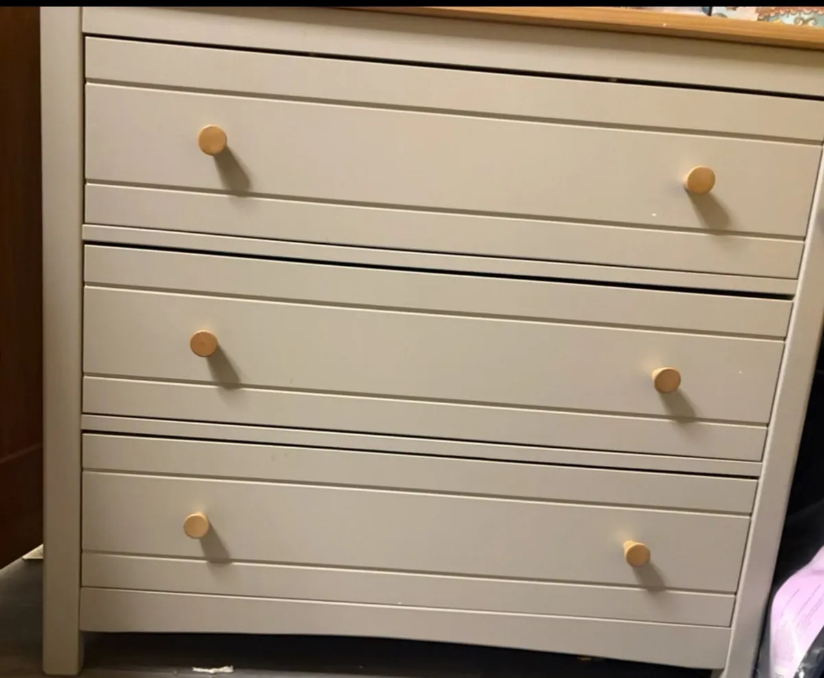 Dresser with 3 drawers - Image 1