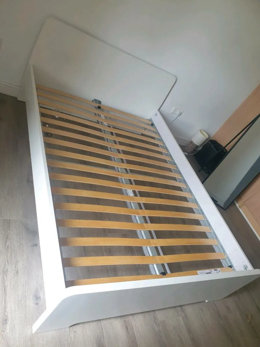 Double bed plus 2 x bedside lockers - Image 1
