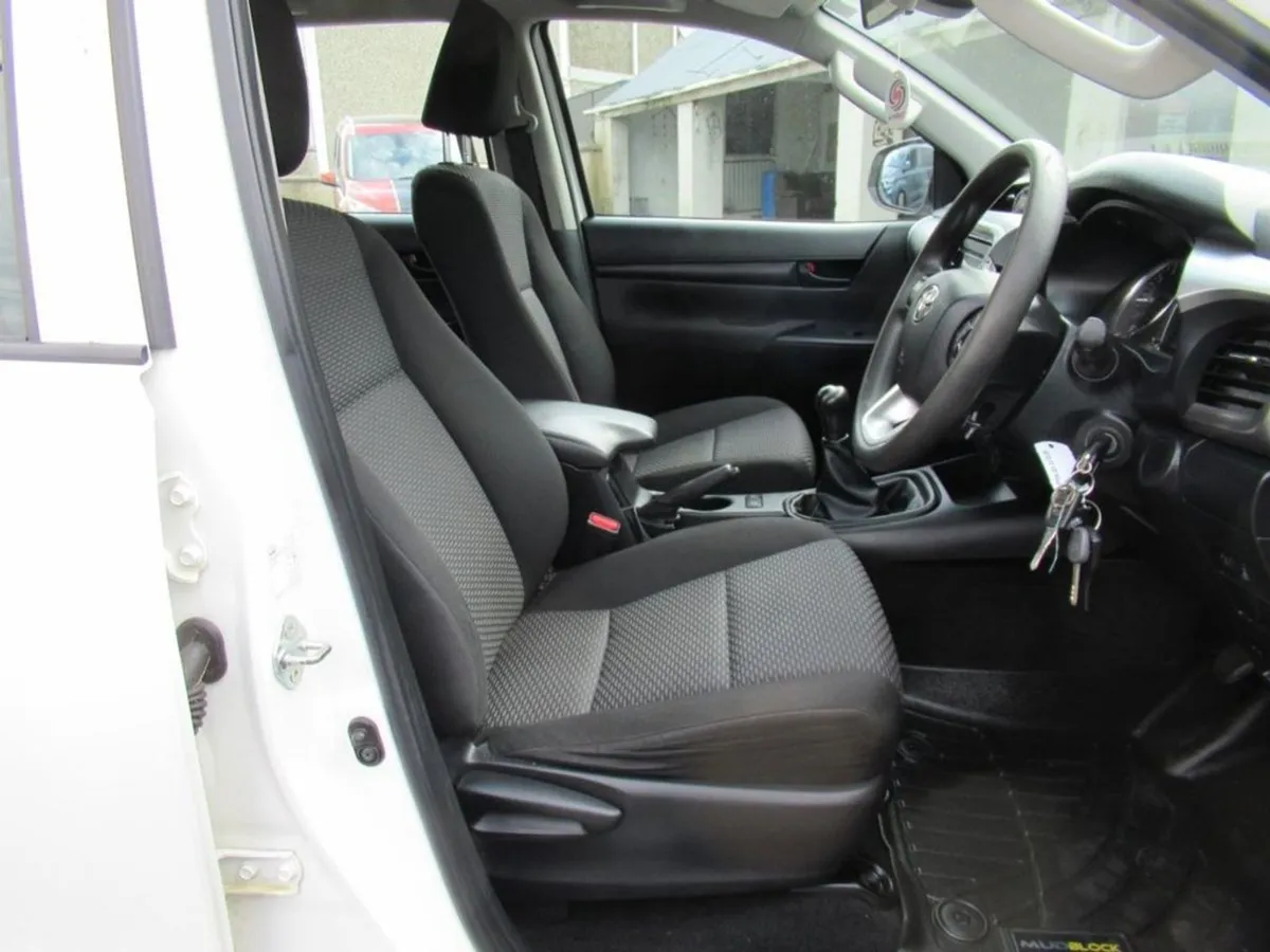 Toyota HiLux 2.4 D-4d Active Pickup Double/cab 4d - Image 3