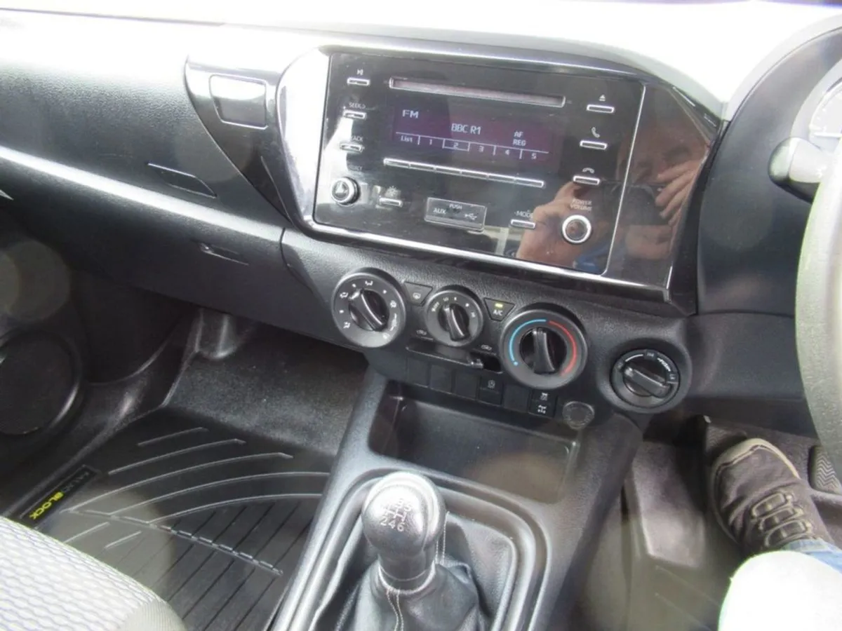 Toyota HiLux 2.4 D-4d Active Pickup Double/cab 4d - Image 4