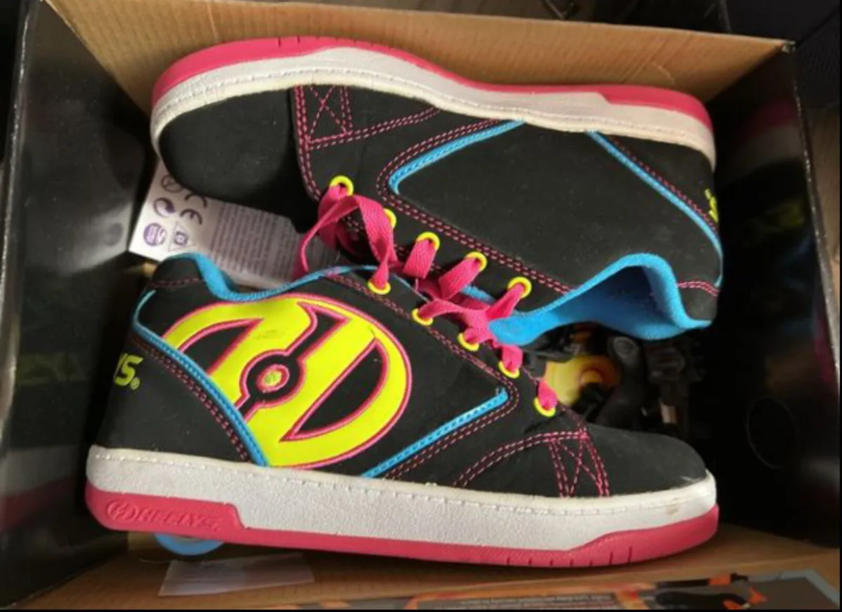 Heelys size 4 - Image 1