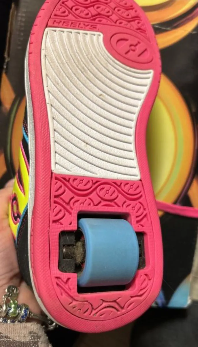 Heelys size 4 - Image 2