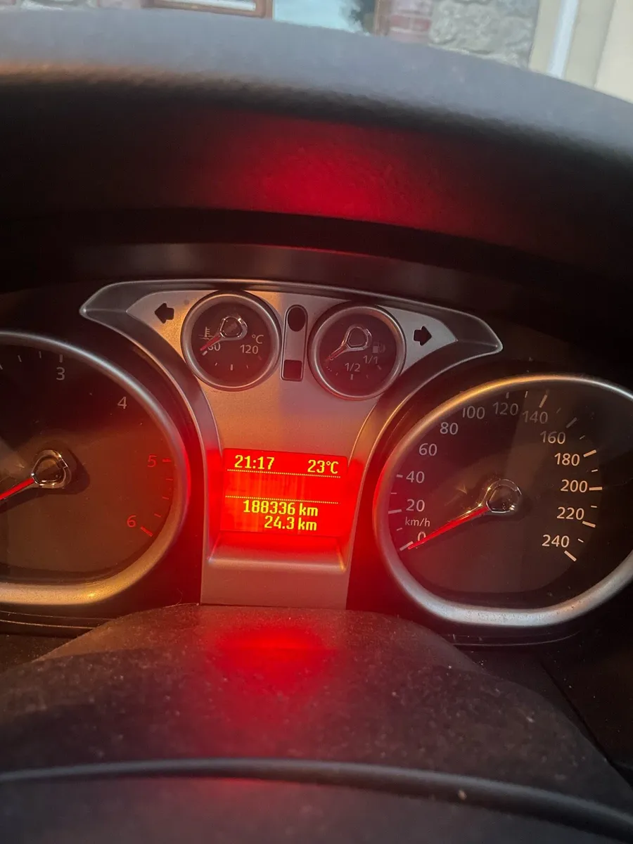 Ford Focus 2010 - Image 2