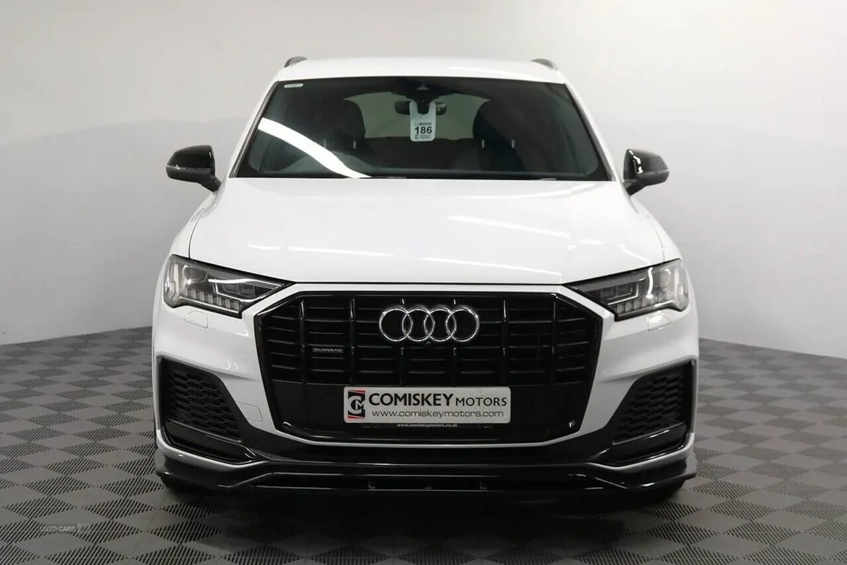 Audi Q7 Tfsie V6 Black Edition - Image 2