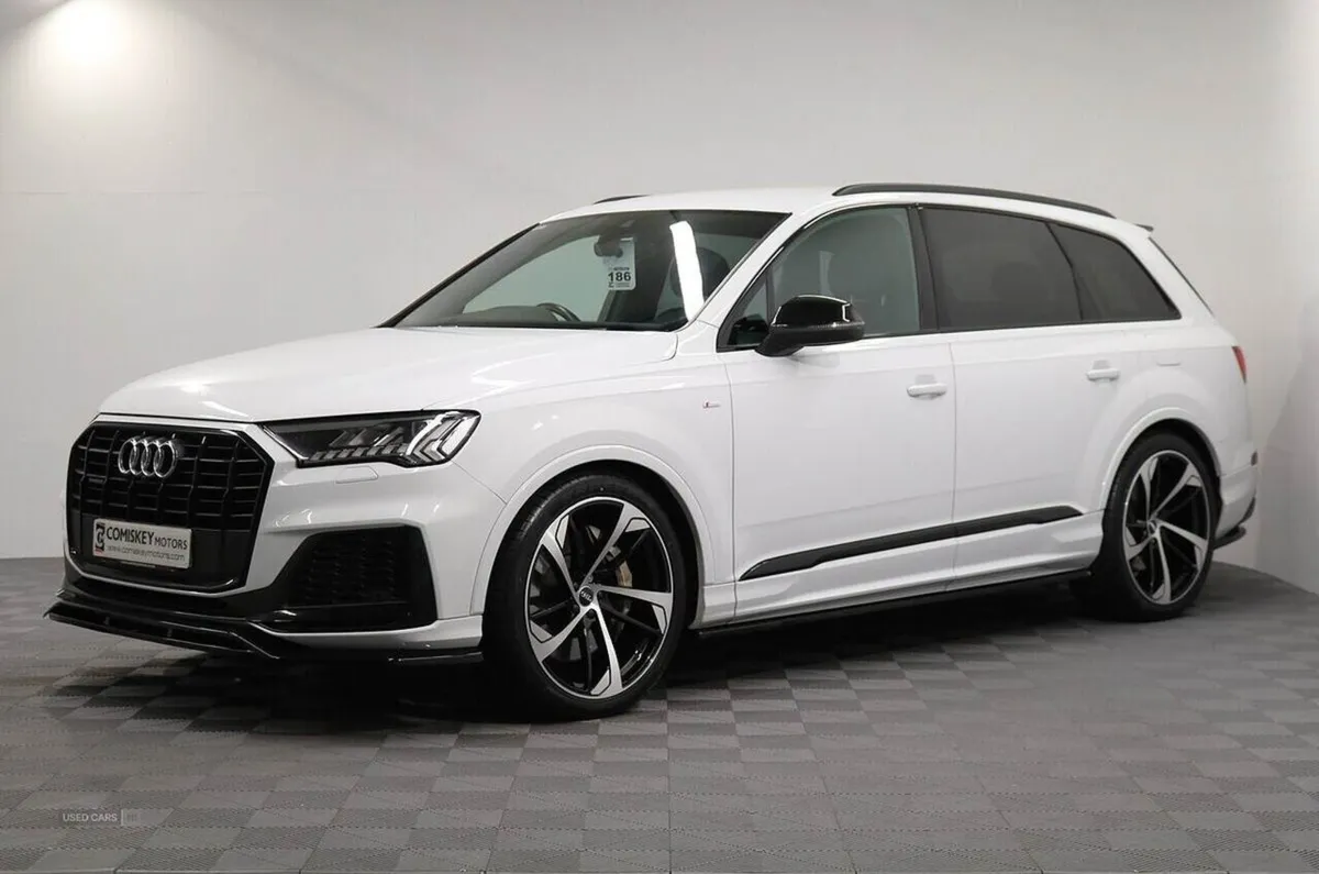 Audi Q7 Tfsie V6 Black Edition - Image 3