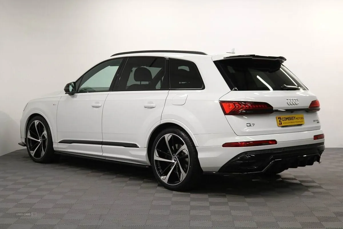 Audi Q7 Tfsie V6 Black Edition - Image 4