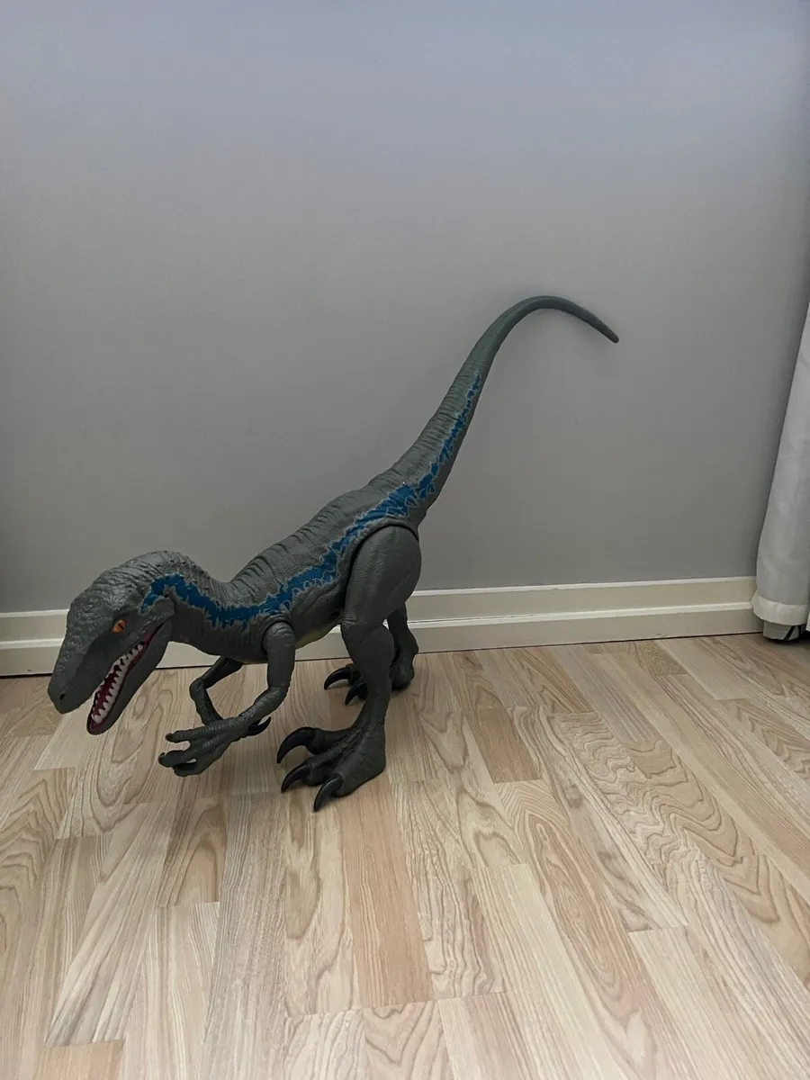 18” Jurassic World Super Colossal Velociraptor - Image 4