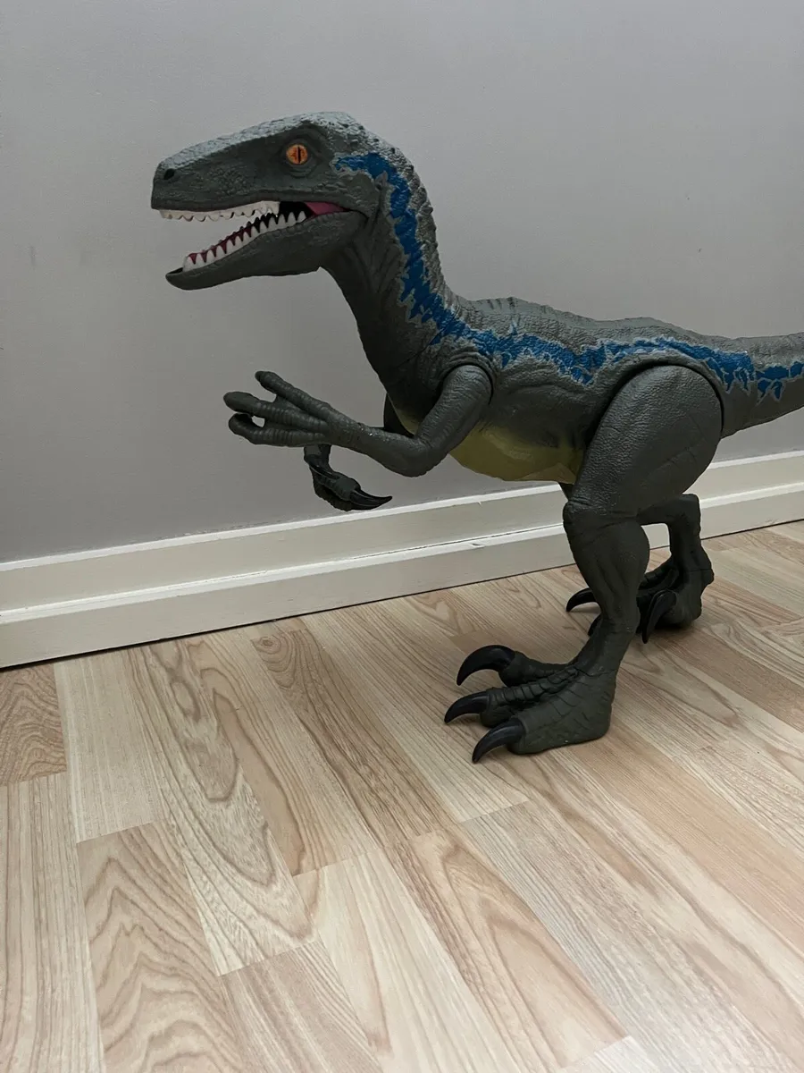 18” Jurassic World Super Colossal Velociraptor - Image 3