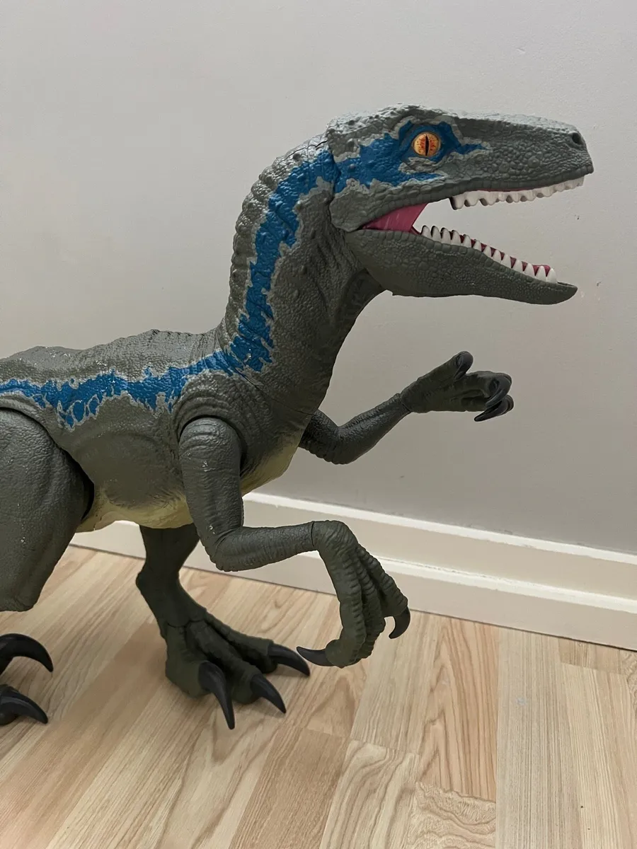 18” Jurassic World Super Colossal Velociraptor - Image 2