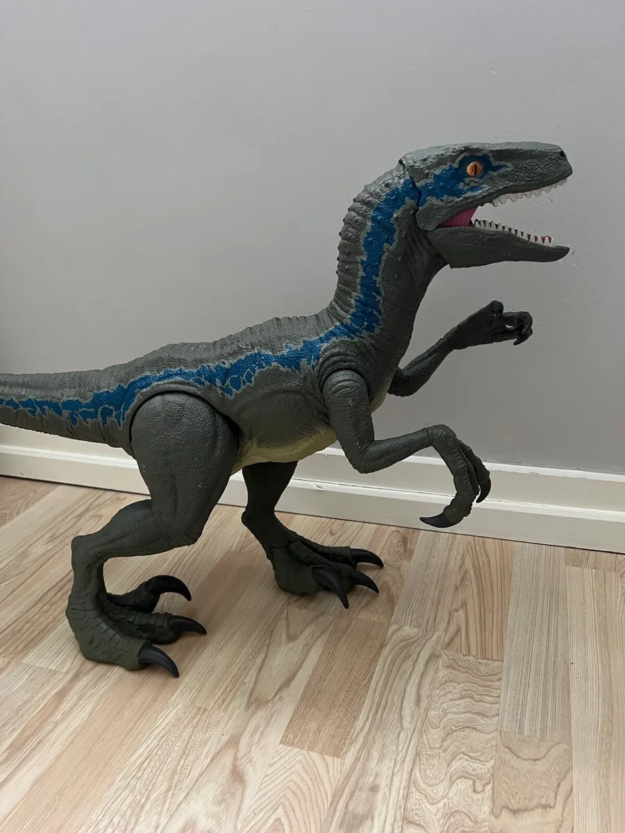 18” Jurassic World Super Colossal Velociraptor - Image 1