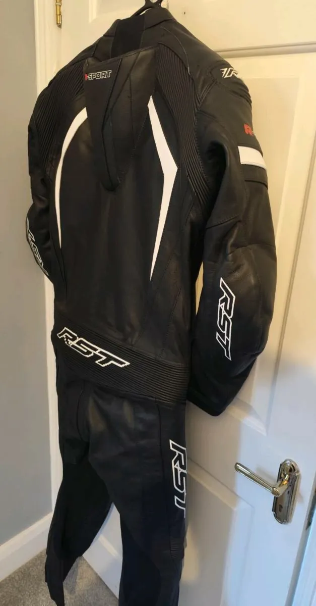 New RST one piece leathers size L - Image 3