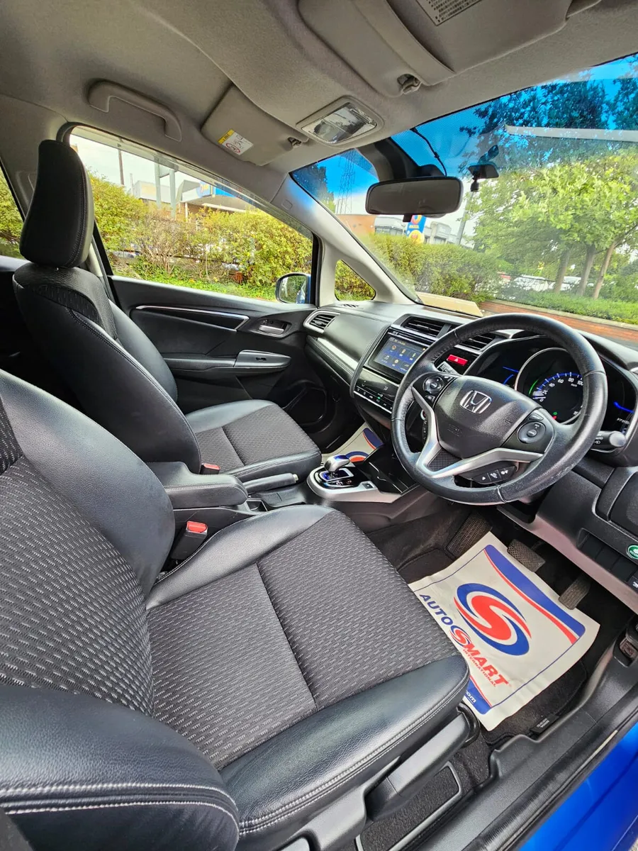 Honda Fit Hybrid 2014 Automatic - Image 2