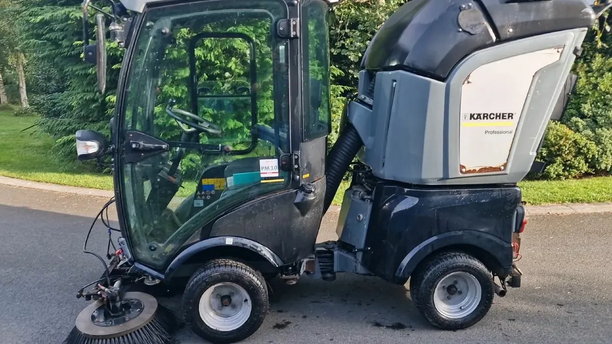 Karcher MC50 Road Sweeper Roadsweeper - Image 1