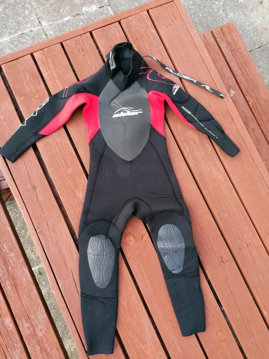 Wetsuits and sufr boots - Image 1