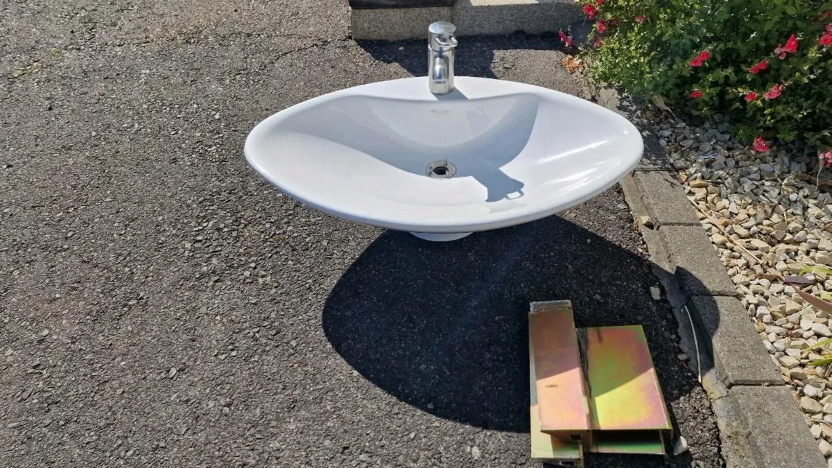 Villeroy & Boch Sinks & Toilet - Image 2