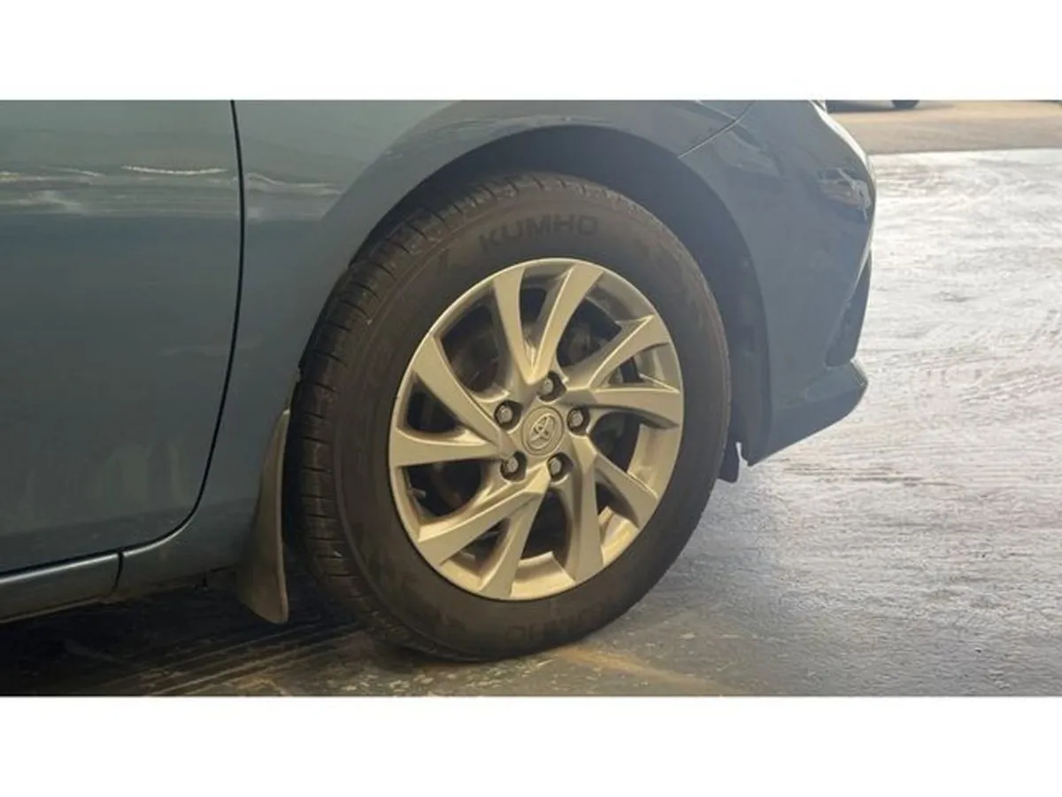 Toyota Auris 1.8 Hybrid Luna 4DR Auto - Image 2