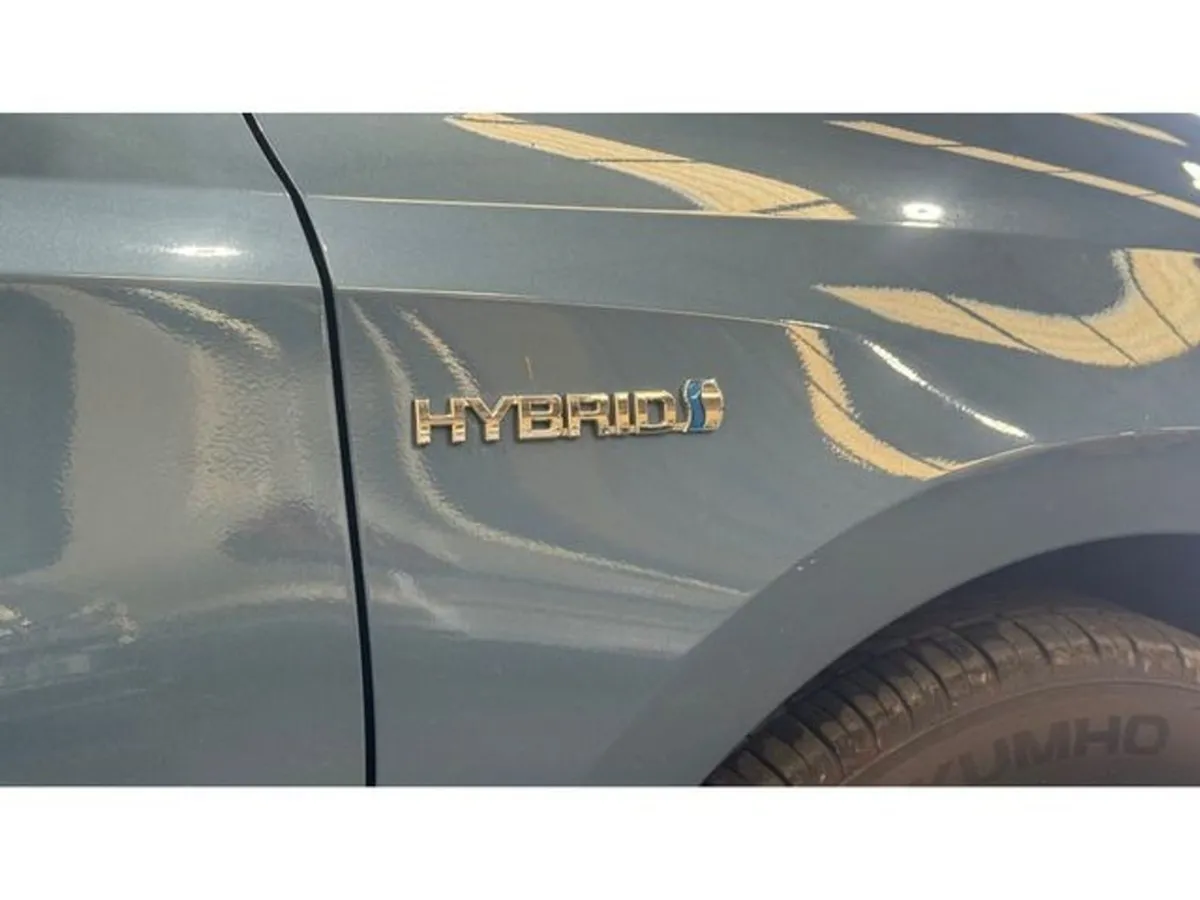Toyota Auris 1.8 Hybrid Luna 4DR Auto - Image 3