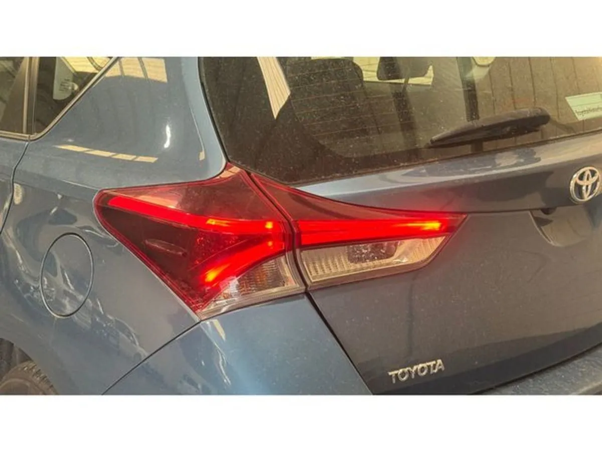 Toyota Auris 1.8 Hybrid Luna 4DR Auto - Image 4