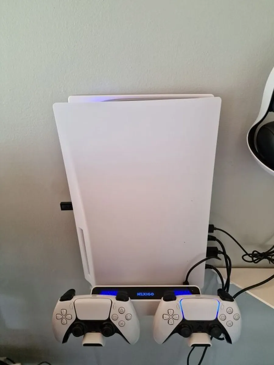 Playstation 5 (Disc) & Accessories - Image 2