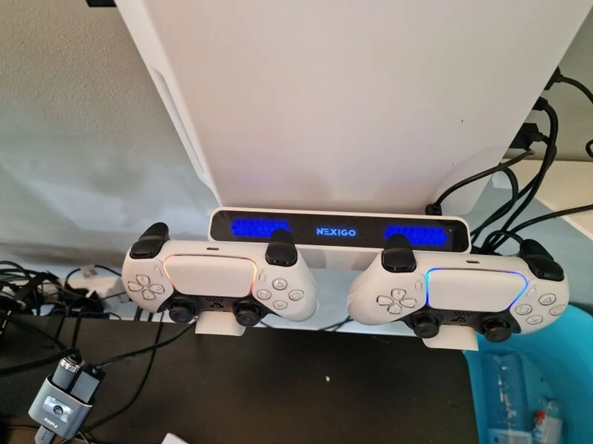 Playstation 5 (Disc) & Accessories - Image 3