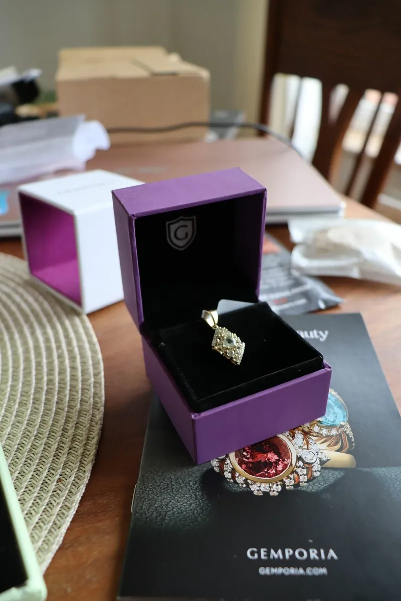 Elegant gold pendant - Image 1