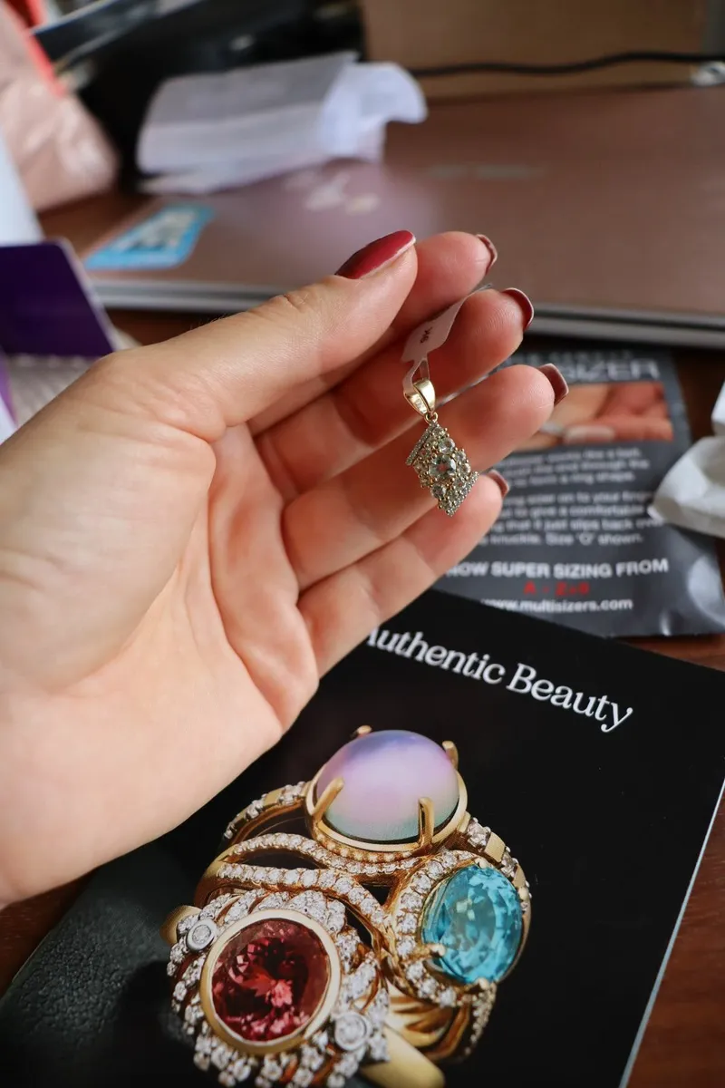 Elegant gold pendant - Image 2