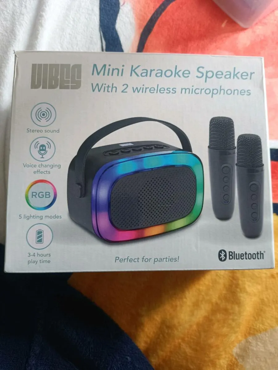 Mini karaoke speaker with 2 mics - Image 1
