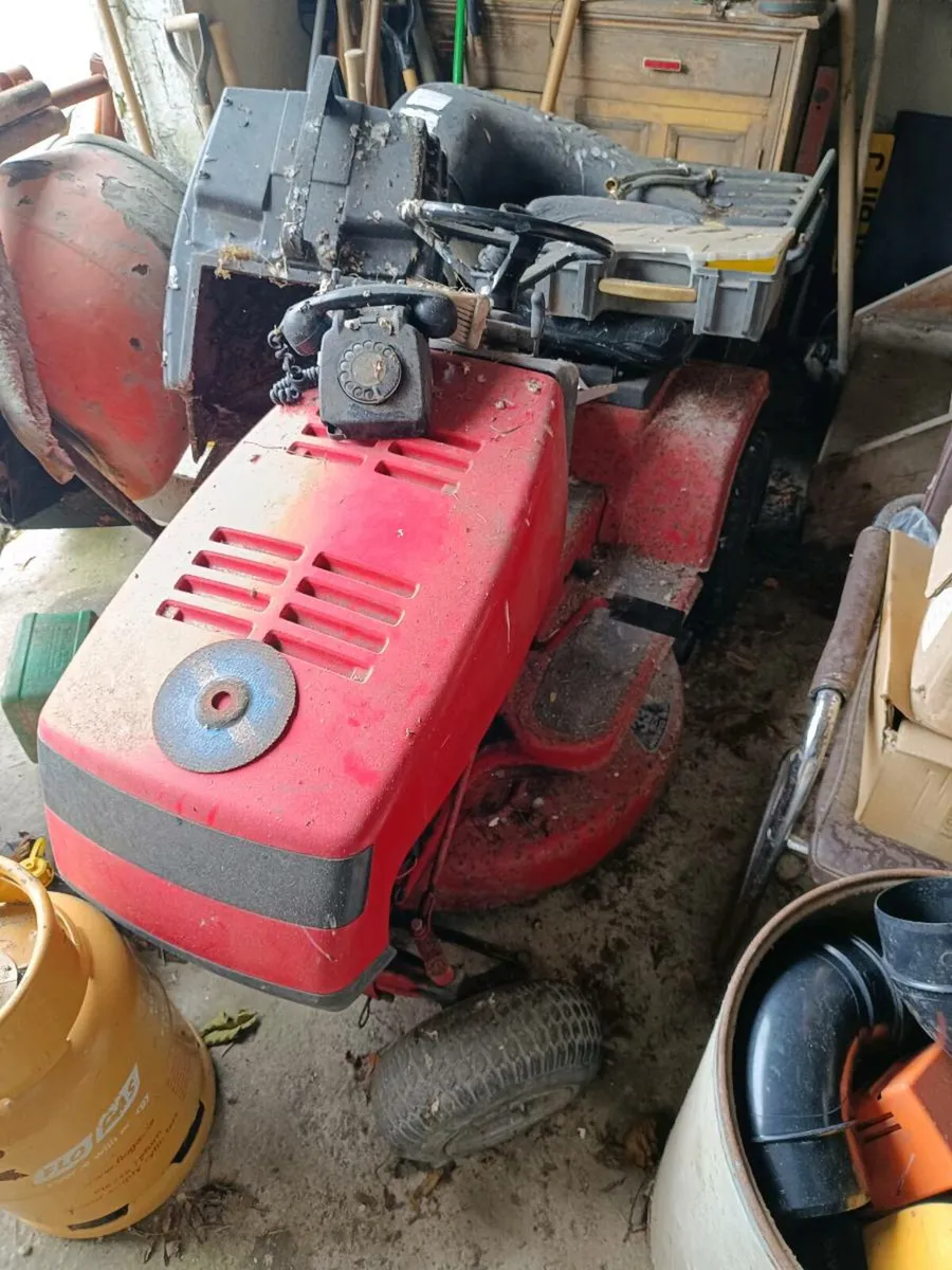 Snapper Ride on Mower (spares or repairs) - Image 1
